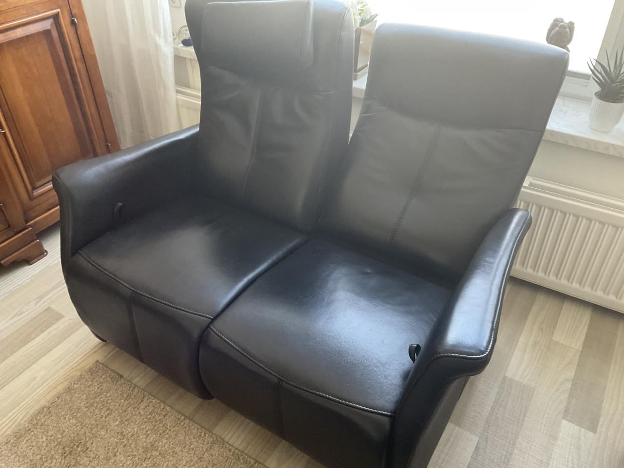 Zwarte leren tweezitsbank met relaxfunctie