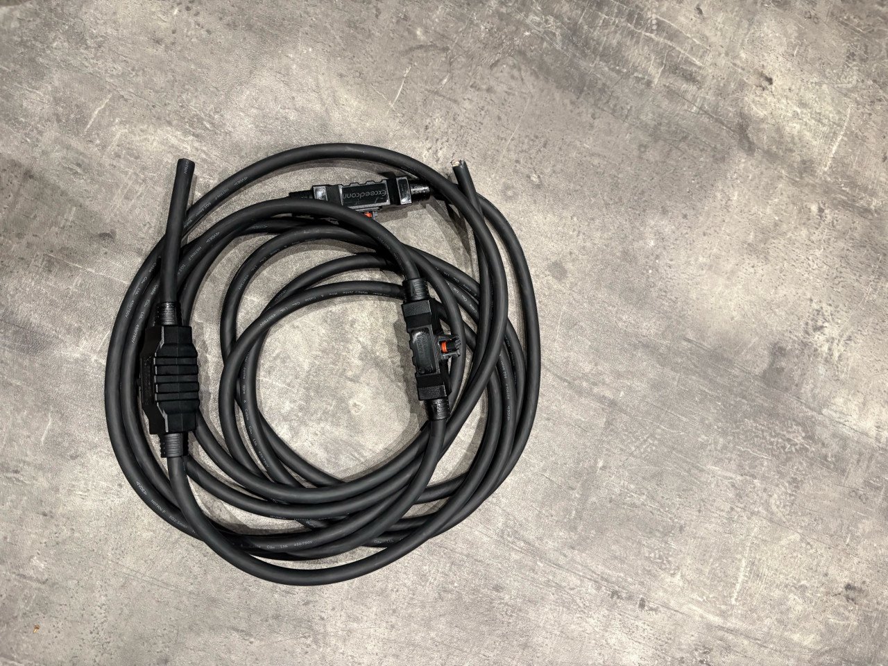 3stuks APsystems Qt2 micro-omvormers incl. Trunkcable
