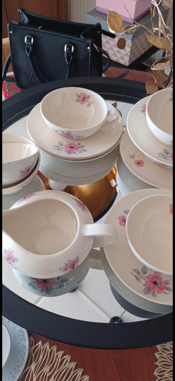 Vintage: Set van 5 kopjes en schotels en melkkannetje