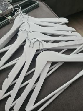 Witte houten kledinghaakjes