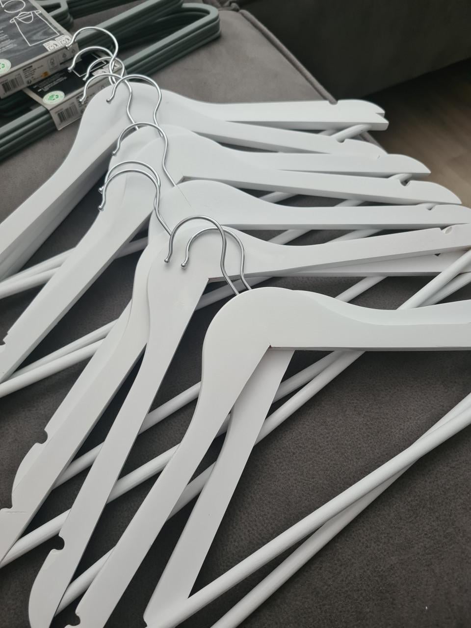 Witte houten kledinghaakjes
