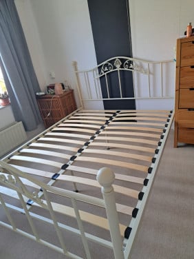 Ijzeren bed 1.40 m bij 2.00m met latten bodem 25,00€