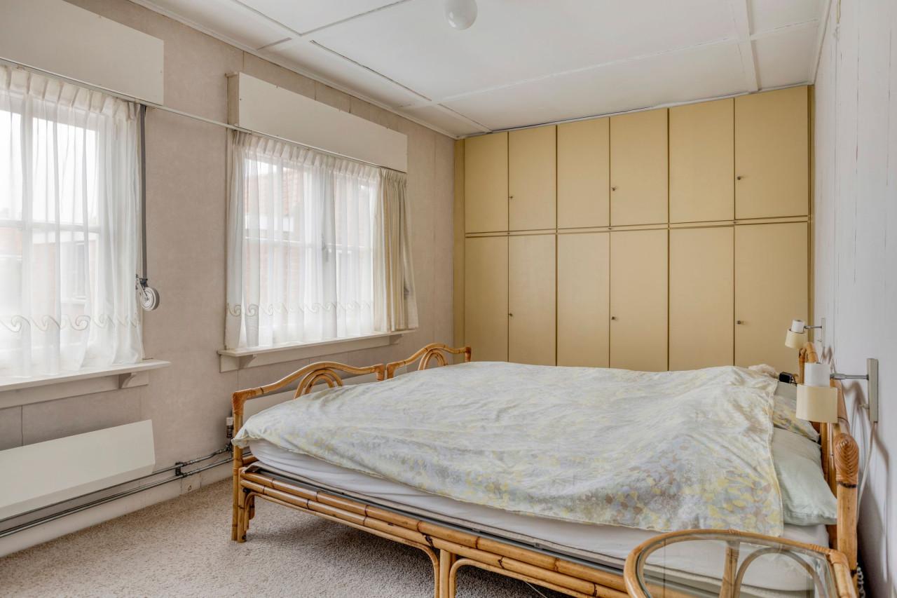 Rotan ledikanten met nachtkastjes