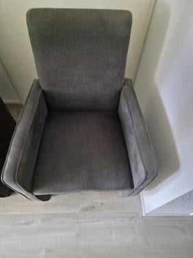 4 grijze stoffen eetkamerstoelen.