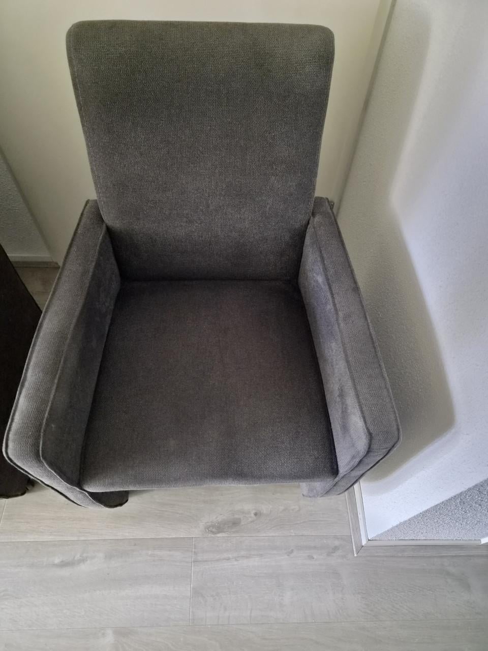 4 grijze stoffen eetkamerstoelen.