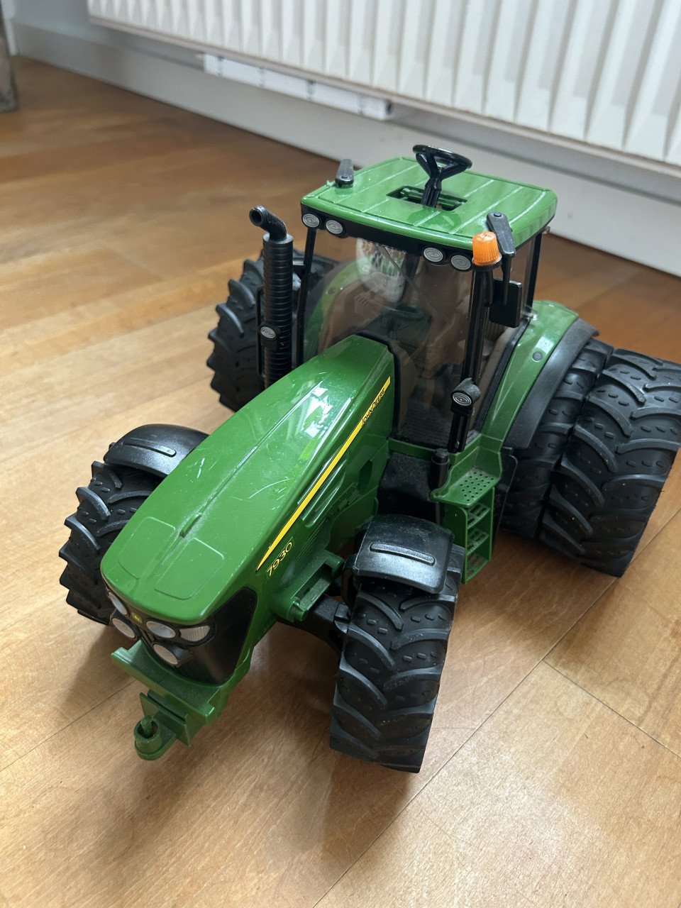 Bruder John Deere 7930