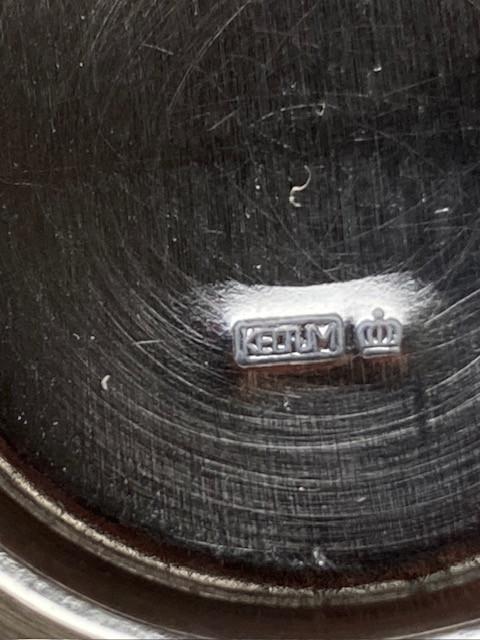 Zilveren vaasje en eierdop