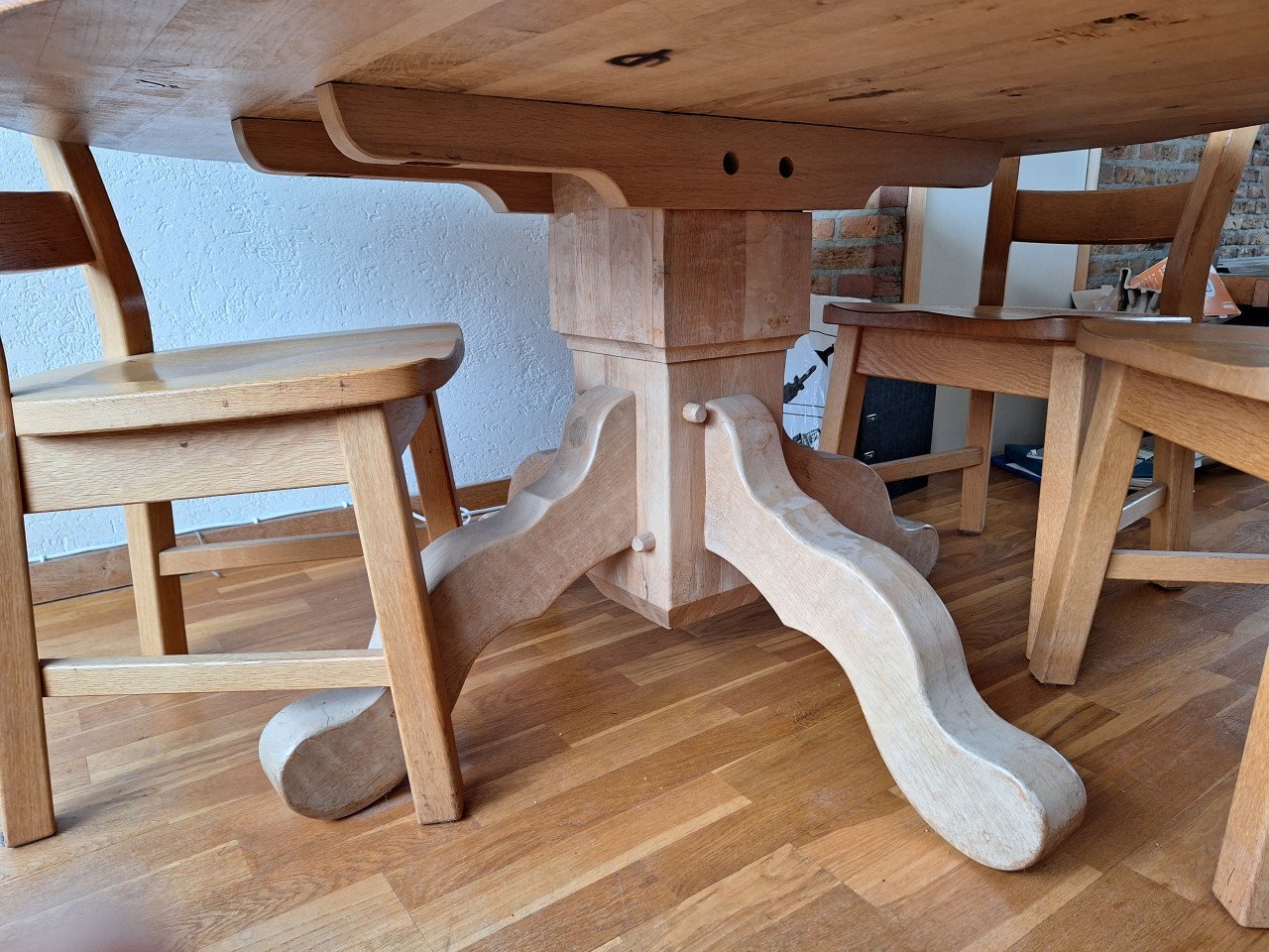 Tafel rond massief eiken met vier stoelen massief eiken