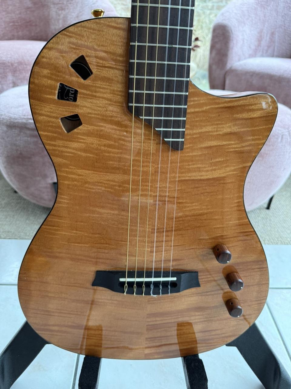 Te koop aangeboden: Cordoba Semi Acoustische gitaar