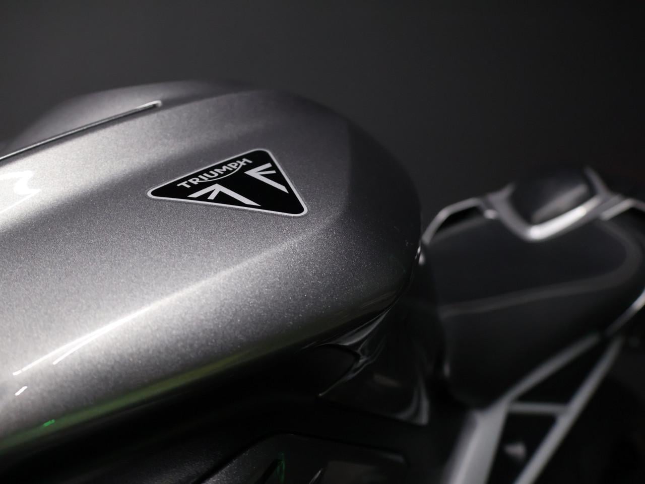 STREET TRIPLE RS | Silver ice