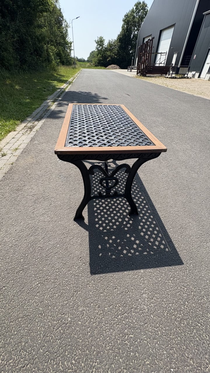 Buitentafel van gietijzer
