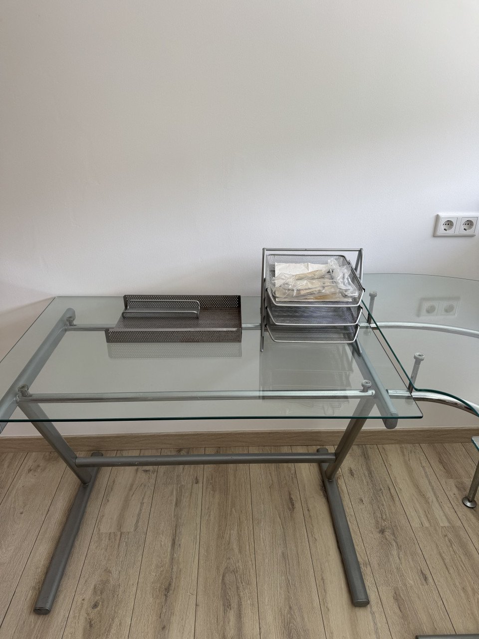 Glazen bureau.