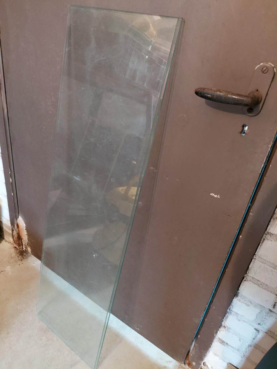Gratis af te halen: 2 glazen platen / terrarium deuren (96,5 x 28 cm)