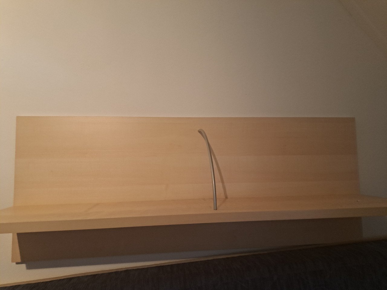 Kledingkast licht hout met blauwe details, met bijpassende boekenplank