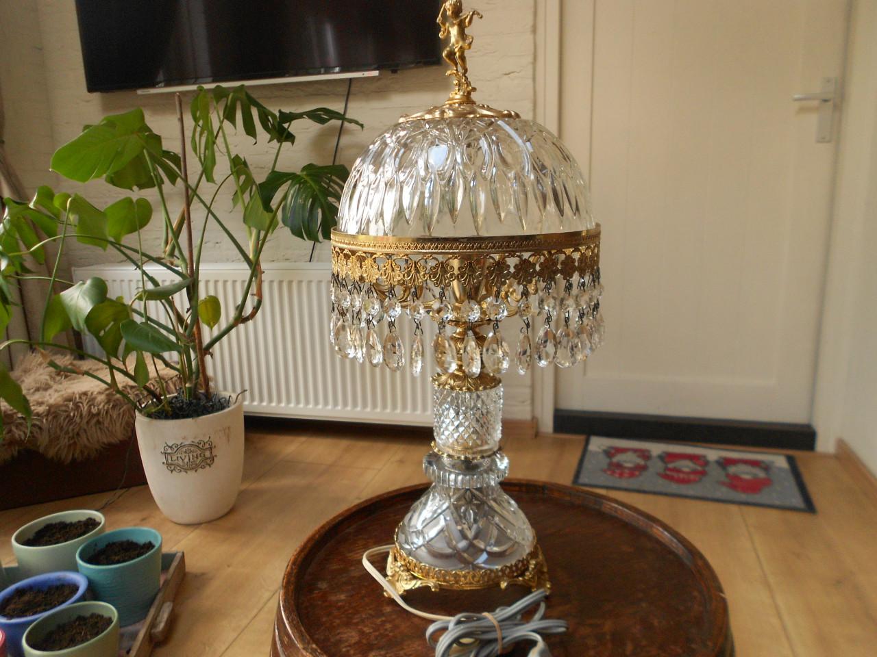 Vintage Franse tafellamp met cherub aan de bovenzijde.