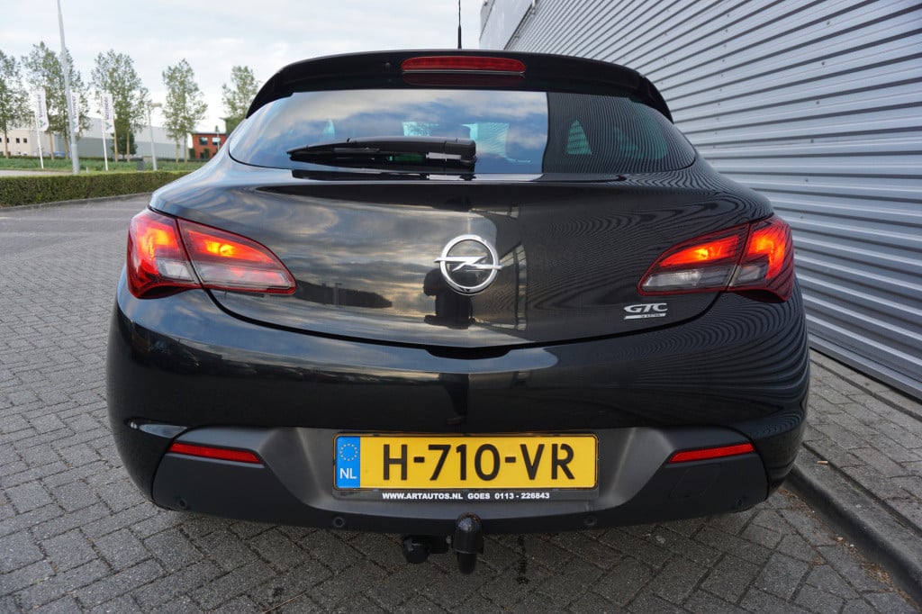 Opel Astra gtc 1.4 turbo sport airco / cruise / parkeers. / lm velgen / tre