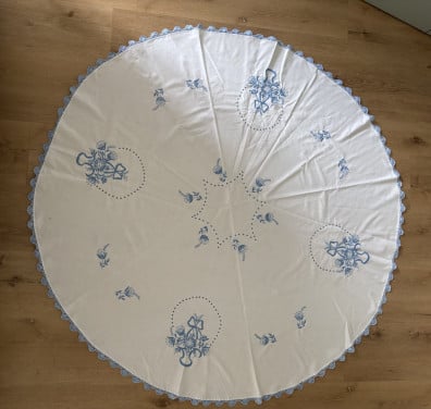EEN MOOI HAND GEBORDUURD TAFELKLEED Ø148