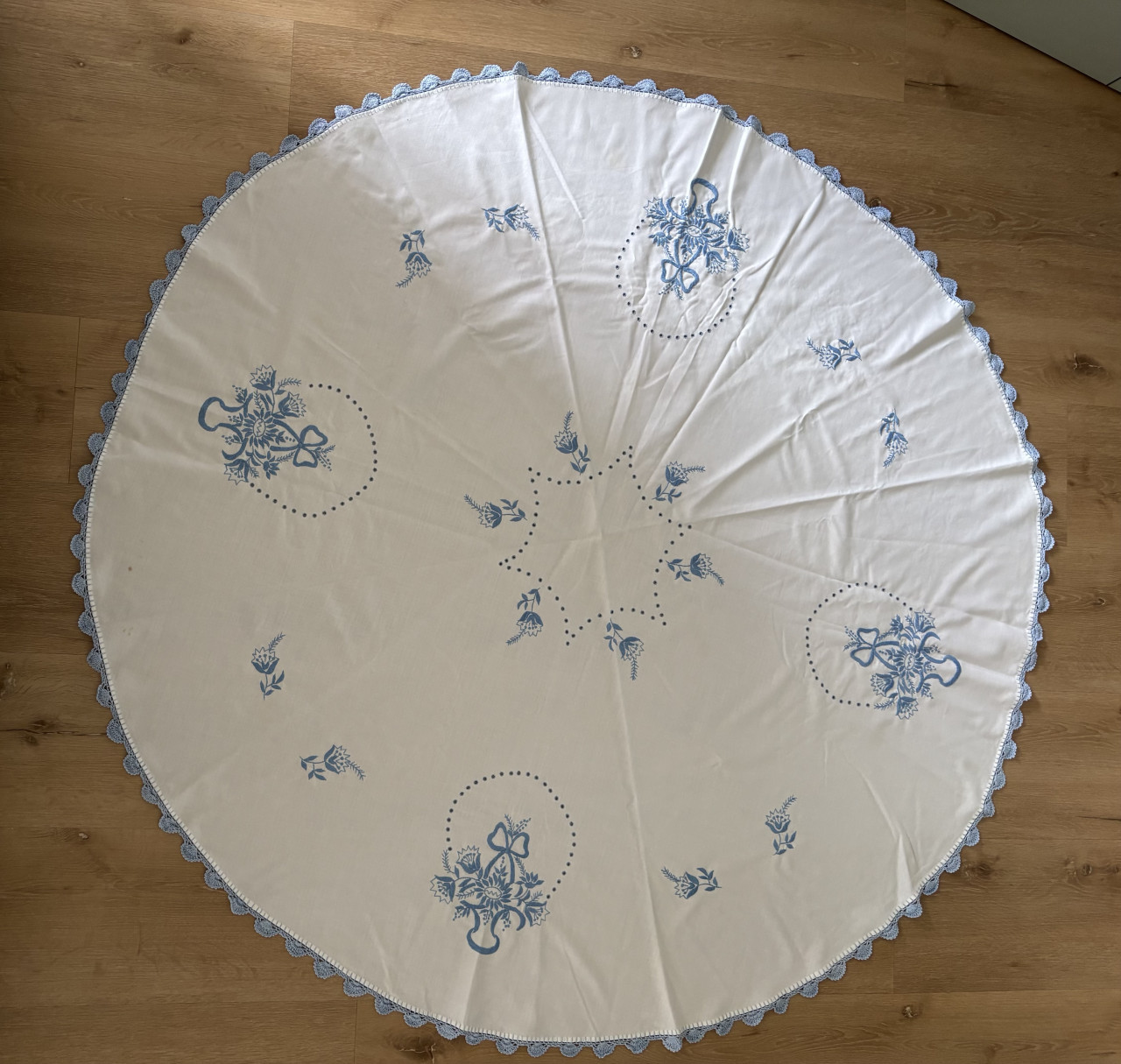 EEN MOOI HAND GEBORDUURD TAFELKLEED Ø148