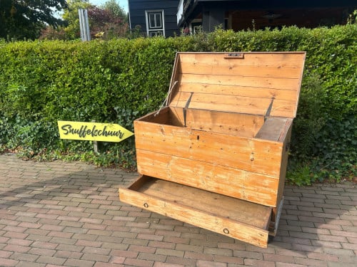 Antieke houten dekenkist met lade – stoer en decoratief