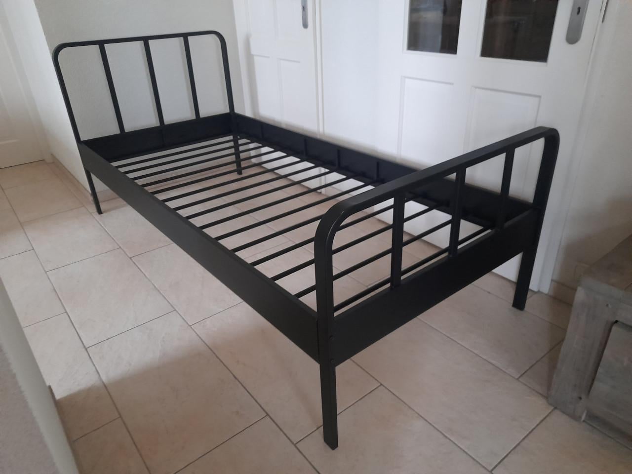 Zwart metalen 1 persoon bed 90 x 200 (z.g.a.n.)