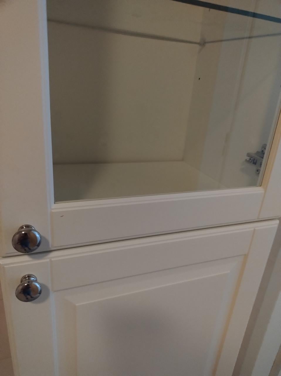 Stevige, hoge badkamerkast