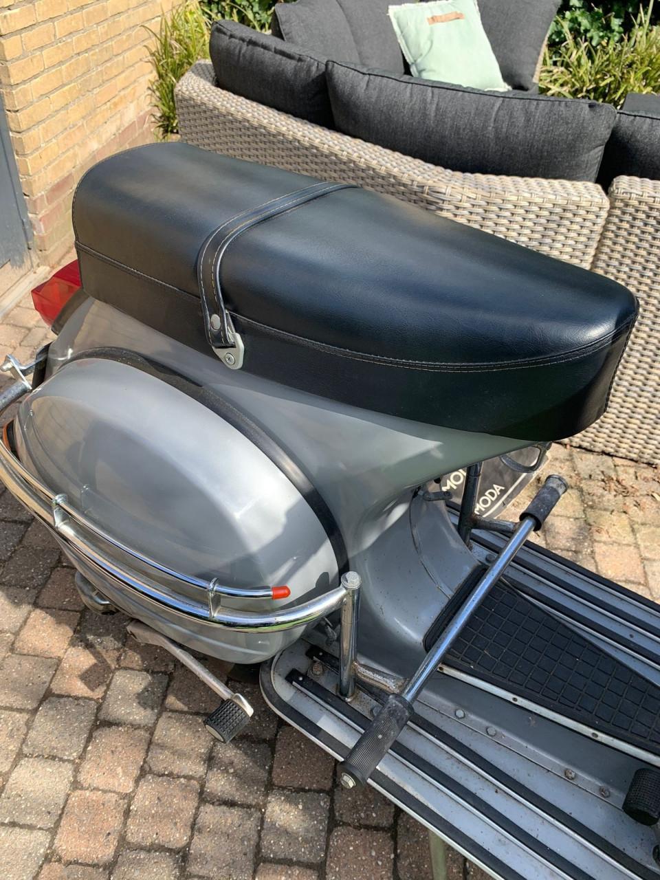 Vespa P200E motorscooter, 1979