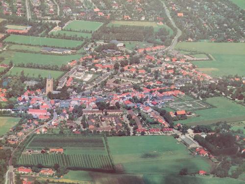 Luchtfoto Oostkapelle. Posterformaat 90× 60 cm