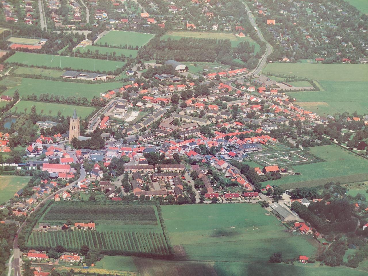 Luchtfoto Oostkapelle. Posterformaat 90× 60 cm