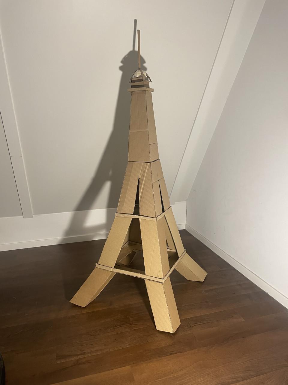 Eifeltoren van stevig hergebruikt karton