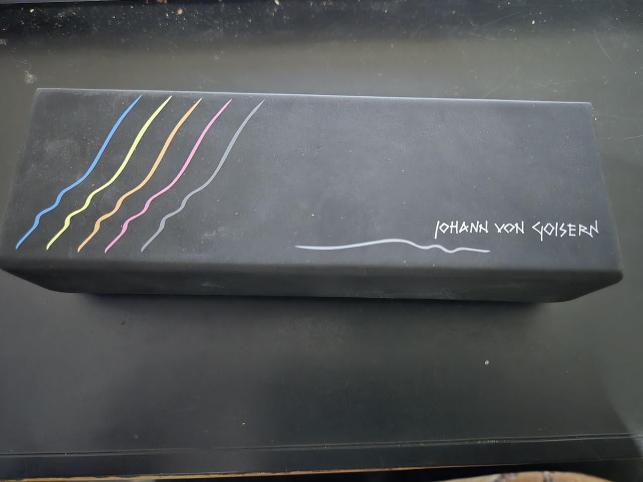 Johann von Goisern opvouwbare brillenkoker met magnetische sluiting.