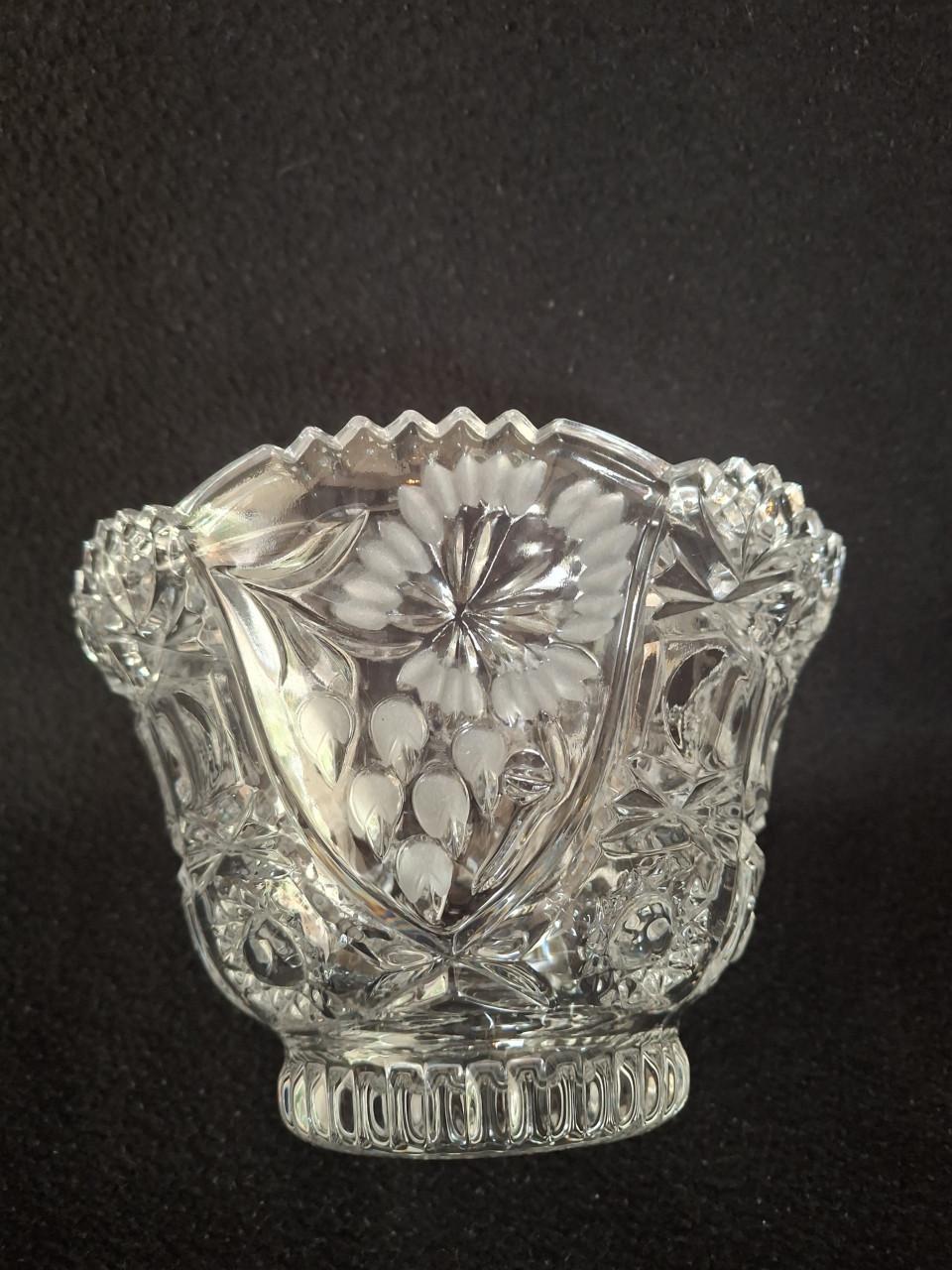 Puntgave Vintage Kristallen Bonbonnière hoogte 19cm dia 15cm