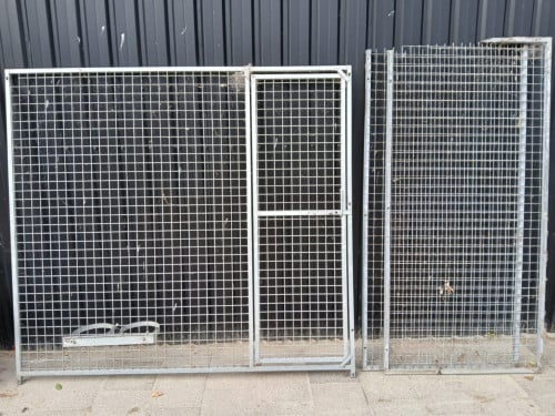 Hondenkennel voorpaneel met deur.