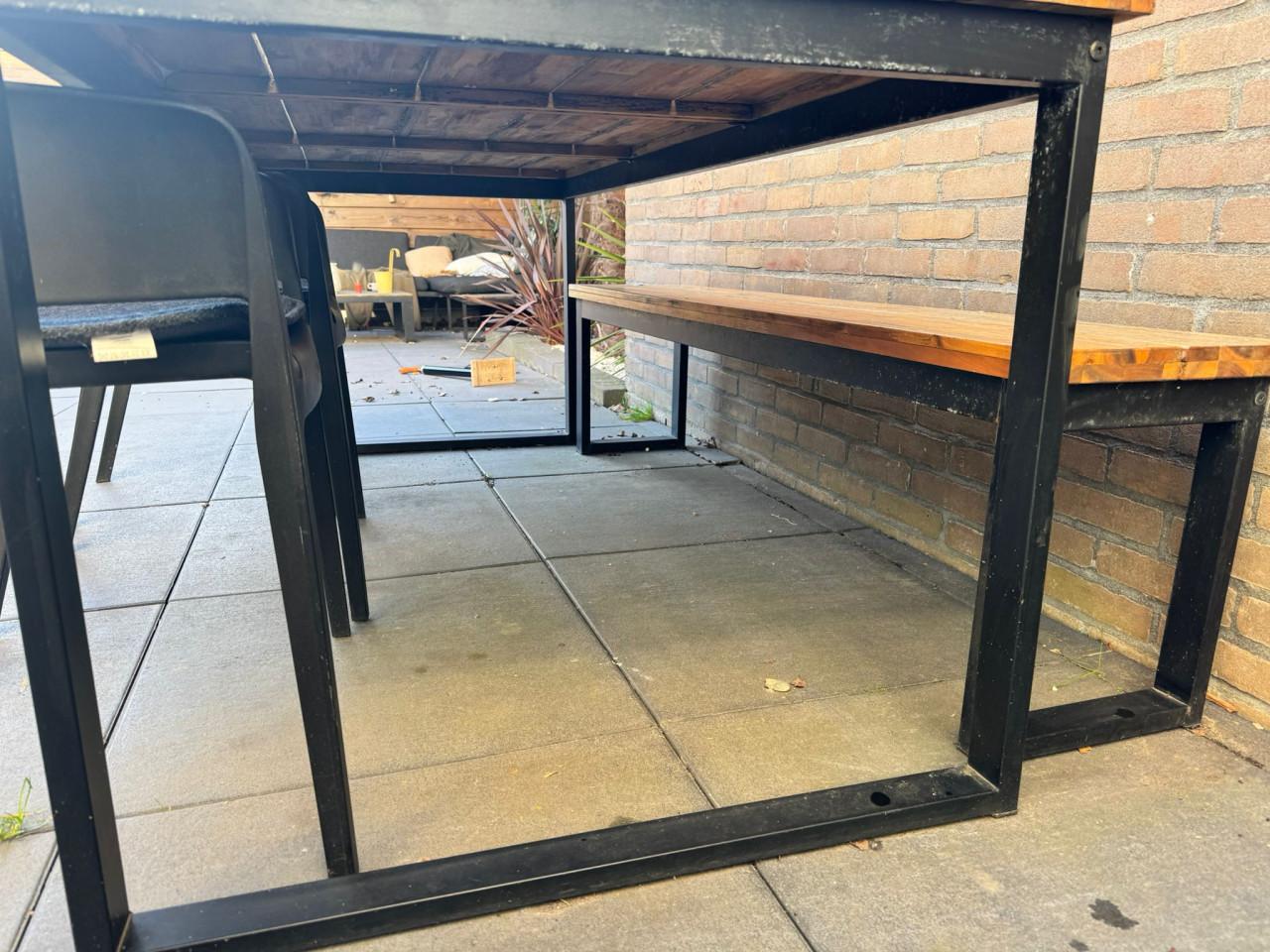 Buiten eethoek met bankje en stoelen