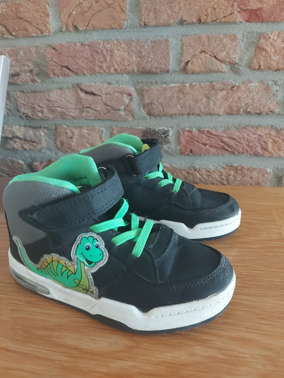 Z.g.a.n. Dino sneakers met lichtjes in de zolen (maat 27 )