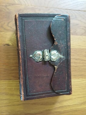 Bijbeltje met zilver slot