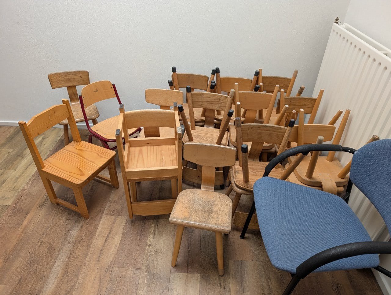 Gratis ophalen +/- 25 vintage school stoeltjes