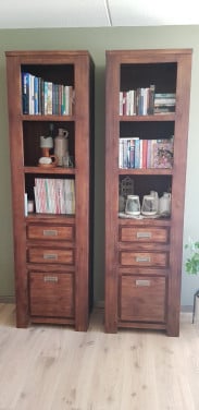 Inboedel: boekenkasten, eettafel, fauteuils, hanglampen, vloerlamp