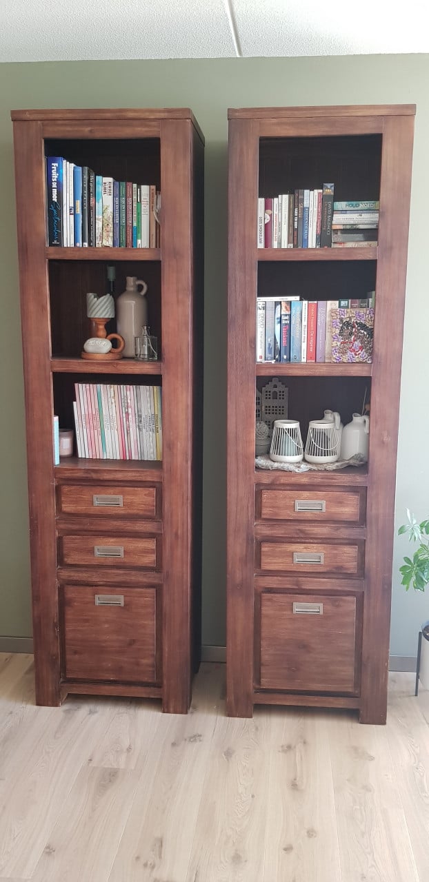 Inboedel: boekenkasten, eettafel, fauteuils, hanglampen, vloerlamp