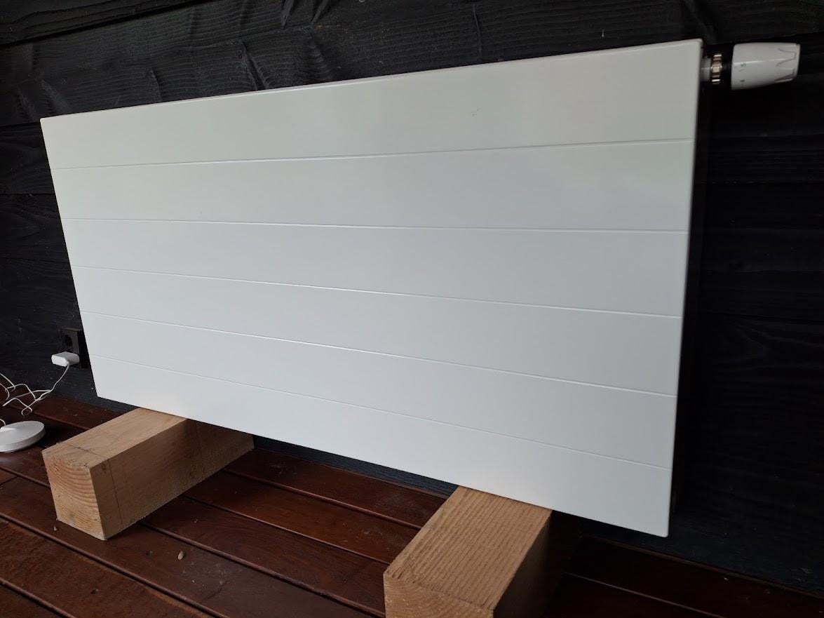 Vlakke radiator 600x1200 mm, 3818watt , kleur verkeerswit.