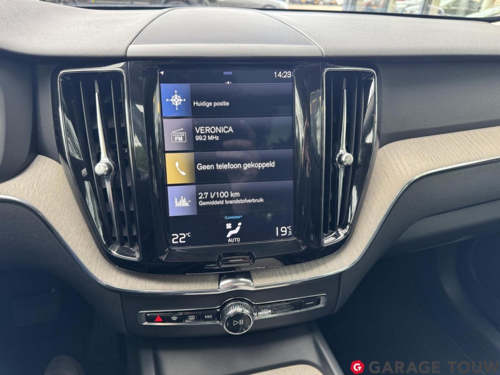 Volvo XC60 2.0 t8 twin engine awd inscription pano hud trekh