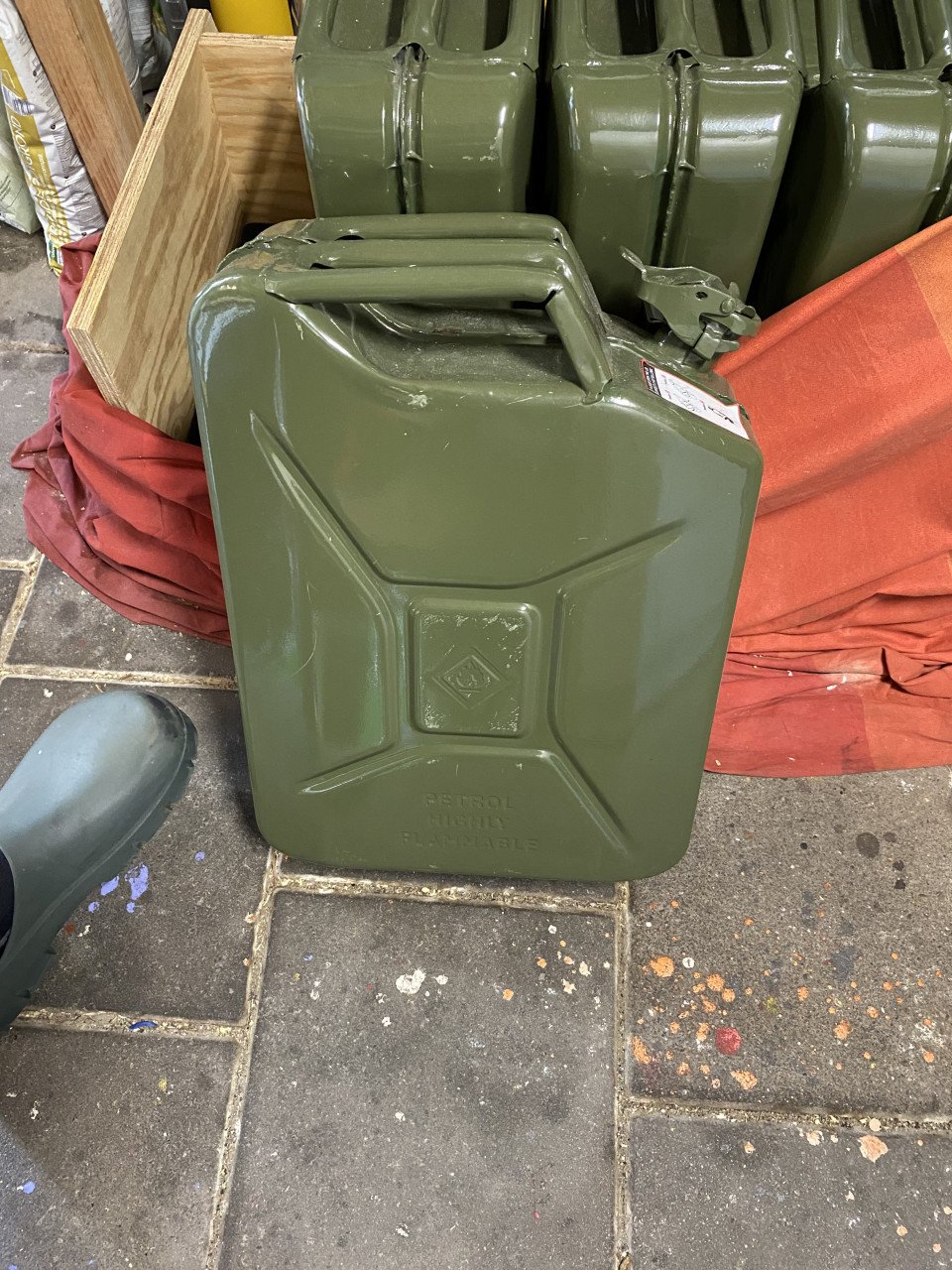 Vijf jerrycans gebruikt voor benzine