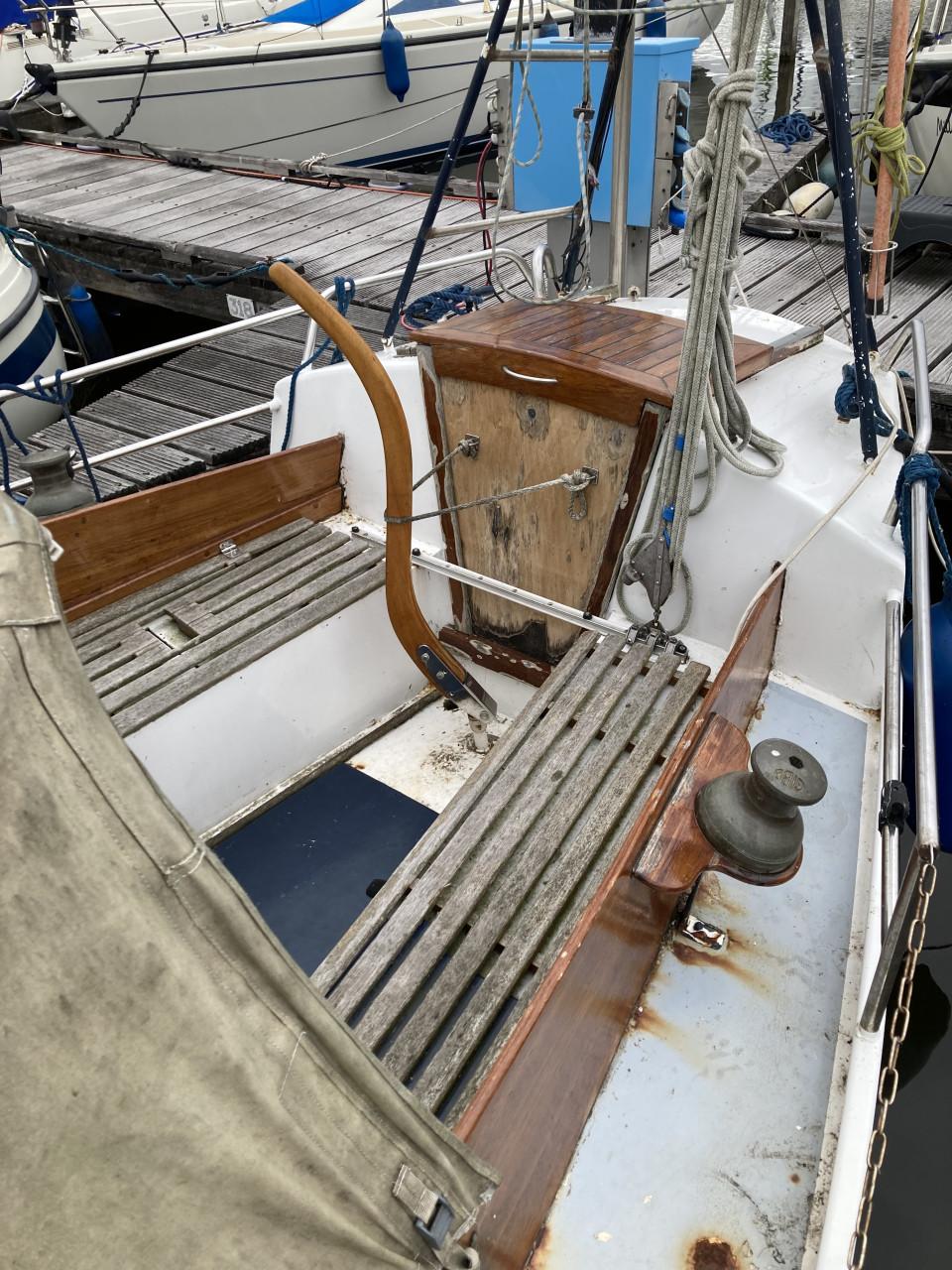 Zeilboot met strijkbare mast