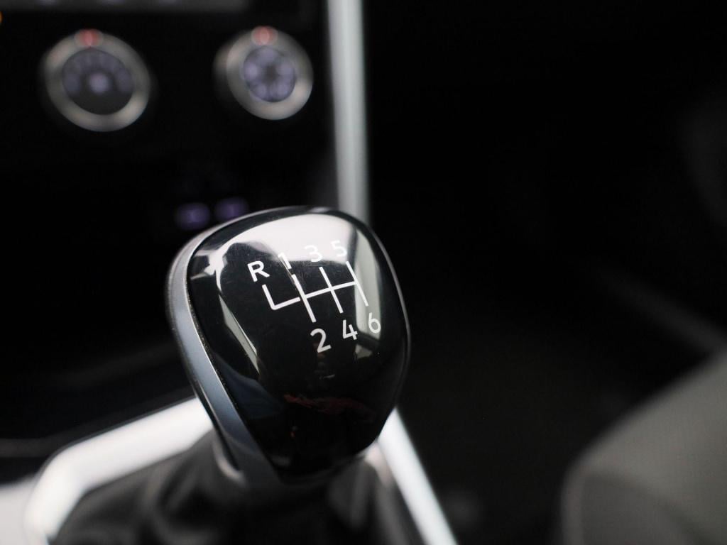 Volkswagen T-roc 1.0 tsi life | trekhaak | parkeer sensoren | virtual cockp