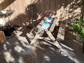 Zand picknick tafel