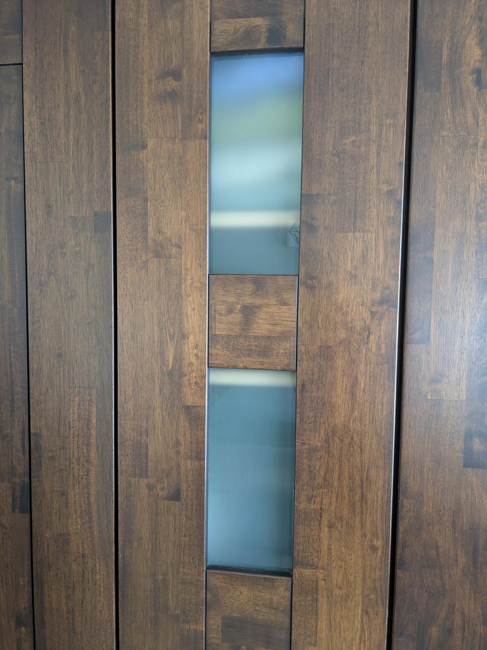 Mooie en solide kledingkast te koop aangeboden.