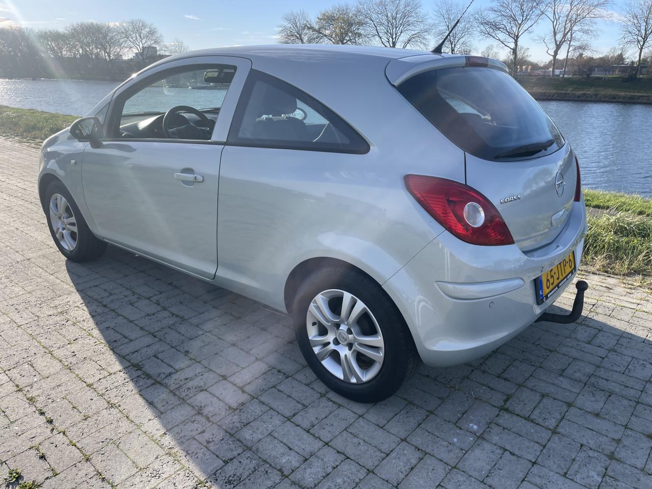 Opel Corsa 1.2 16v edition automaat