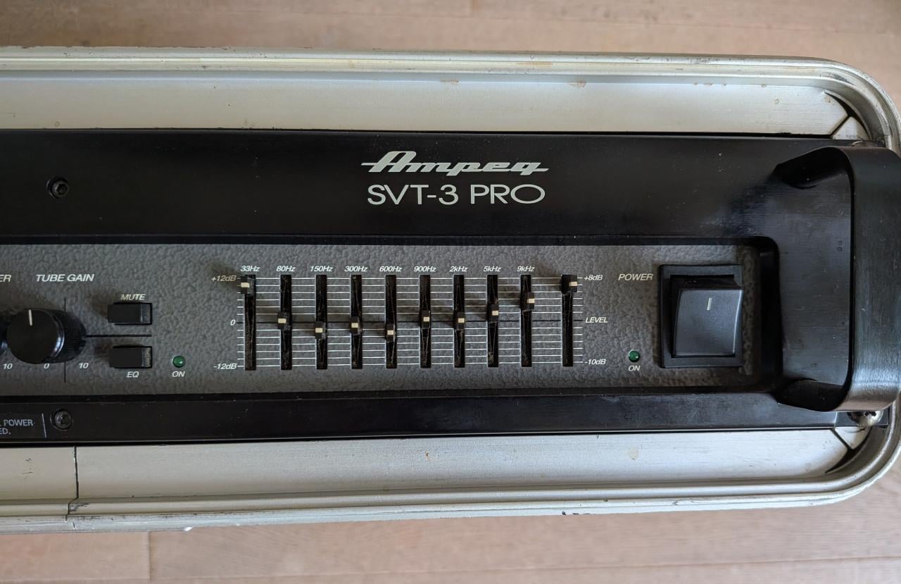 Professionele Ampeg basgitaar installatie