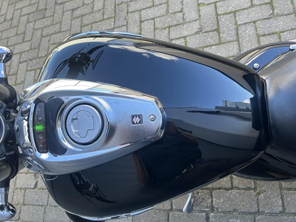 Suzuki M800 Intruder uit 2005 met 23dkm, windscherm/valbeugel etc €4500,-