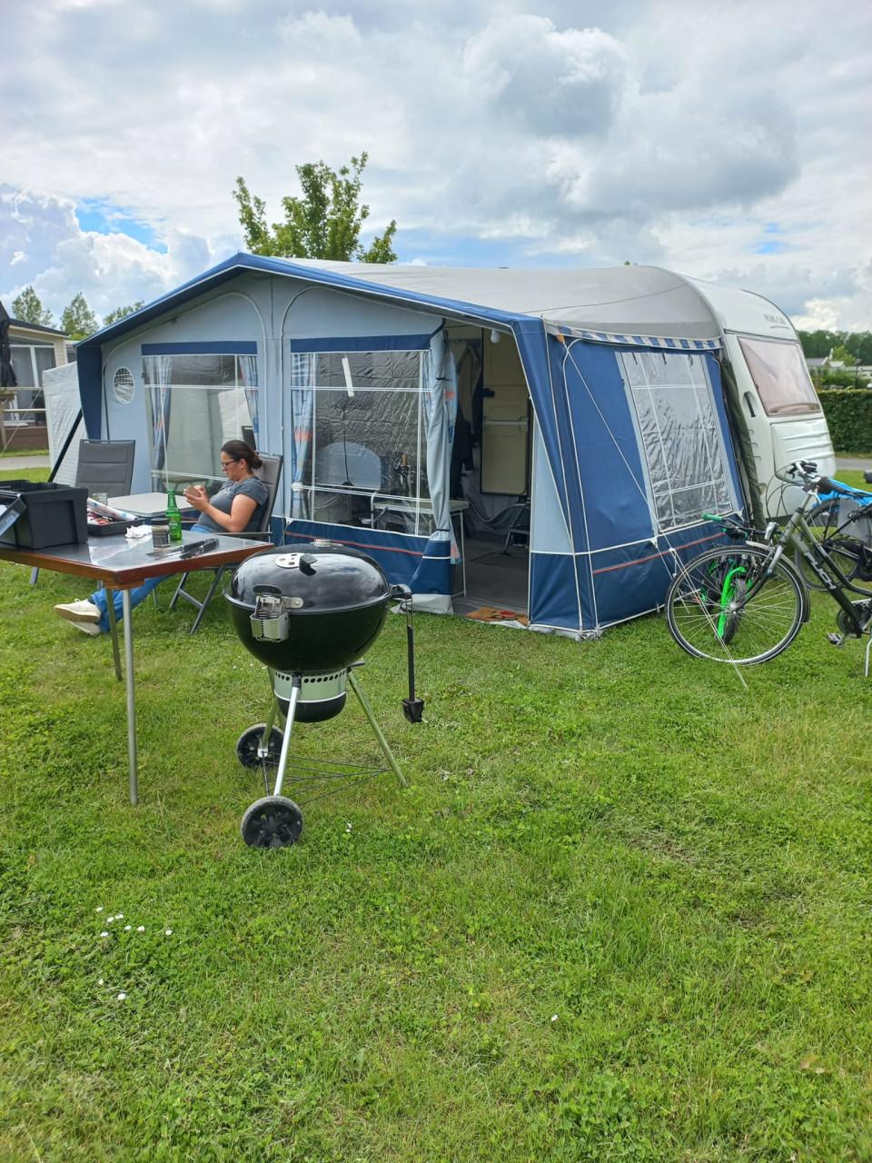 Caravan met voortent en luifel