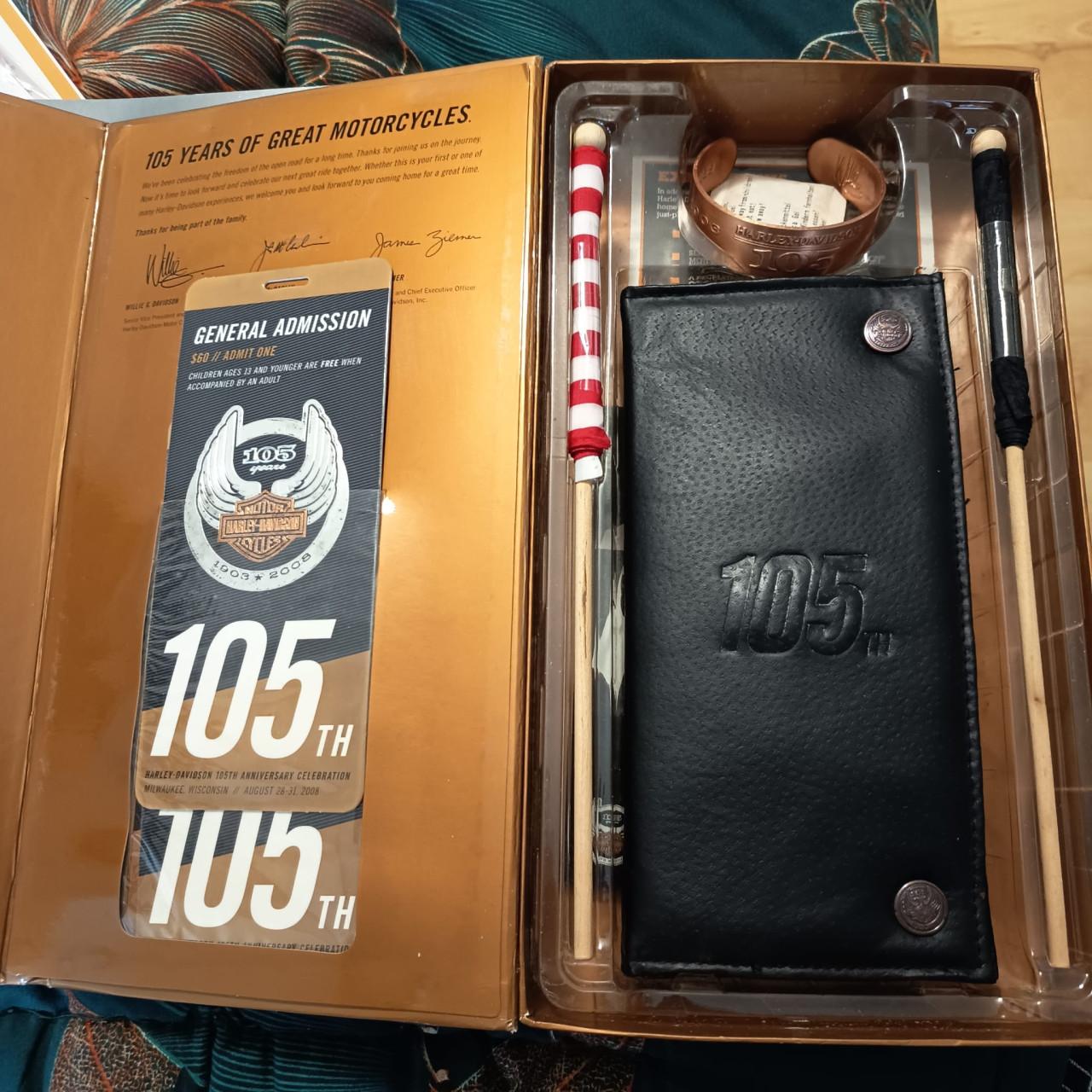 Harley Davidson HOG patches en pins en ticketbox 105th anniversary